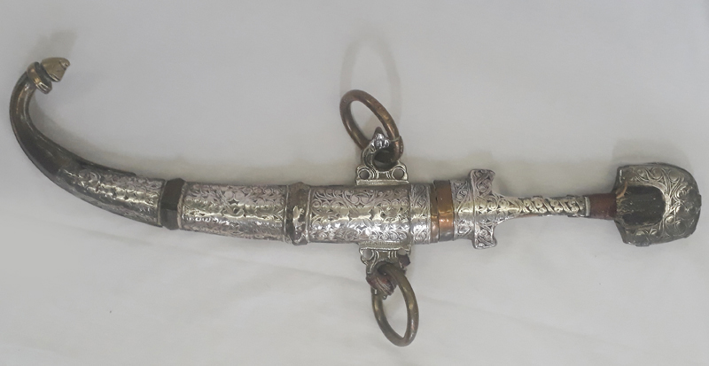 DI 91 – Adaga ou faca marroquina com bainha em prata e latão com lâmina longa e curva