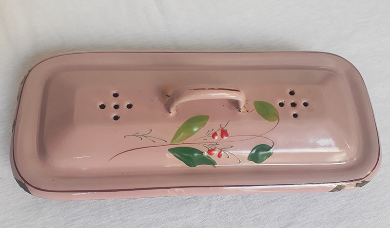 DI 120 – Penteira ou porta escova antiga em ferro esmaltado ou louça ágata rosa com flores pintadas à mão