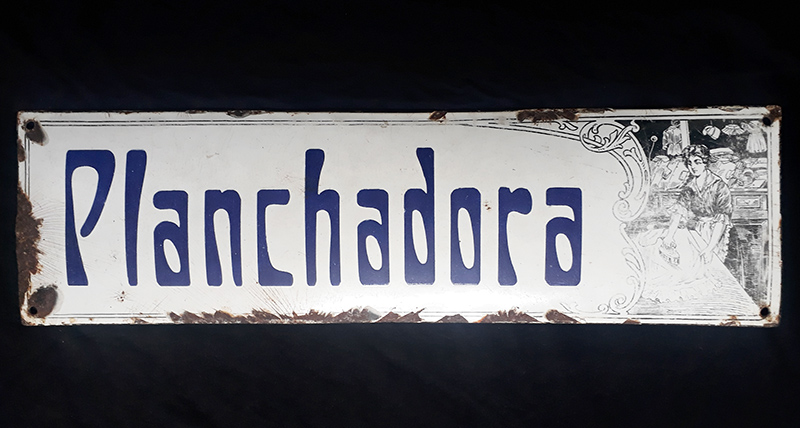 DI 351 – Placa antiga em ferro esmaltado estilo Art Nouveau “planchadora” ou passadeira