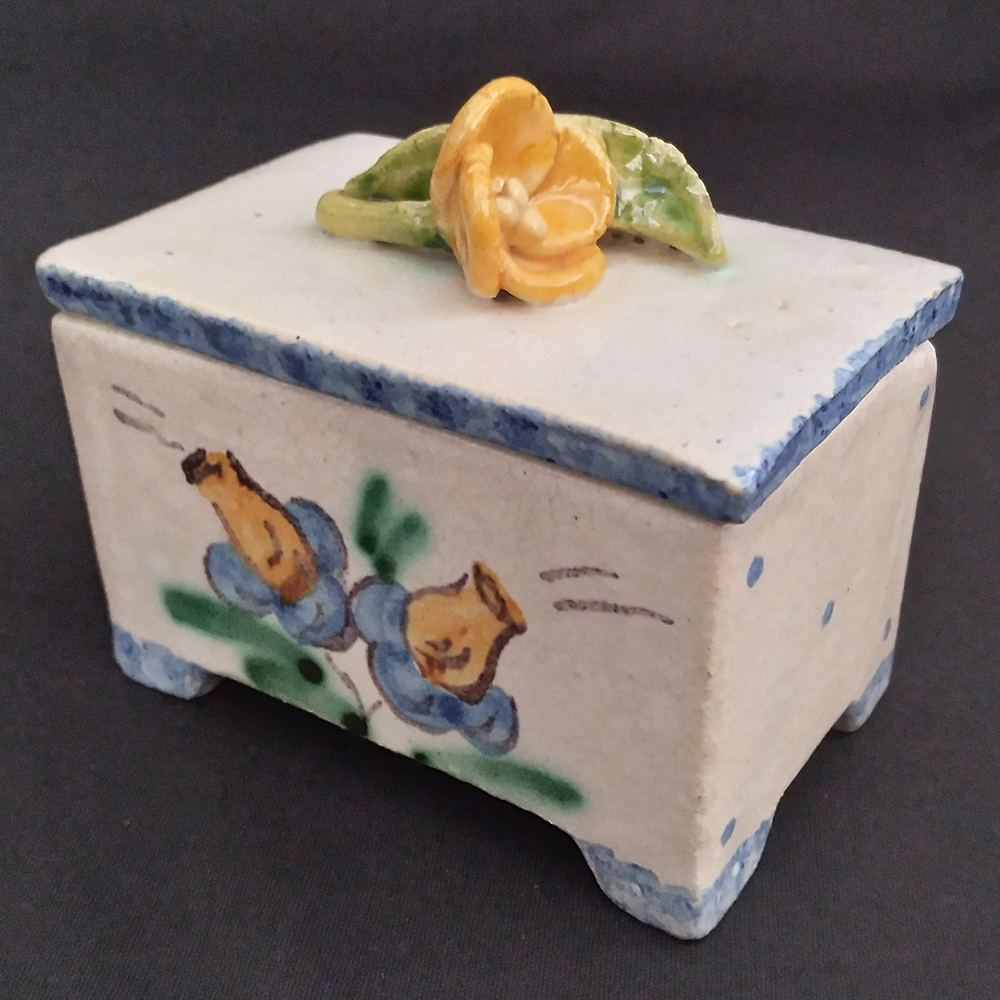 LO 270 – Caixa ou porta joias antigo em cerâmica pintada à mão com flor em relevo