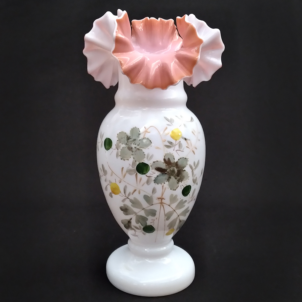 CR 77 – Vaso ou floreiro antigo em opalina francesa branco e rosa com flores pintadas à mão