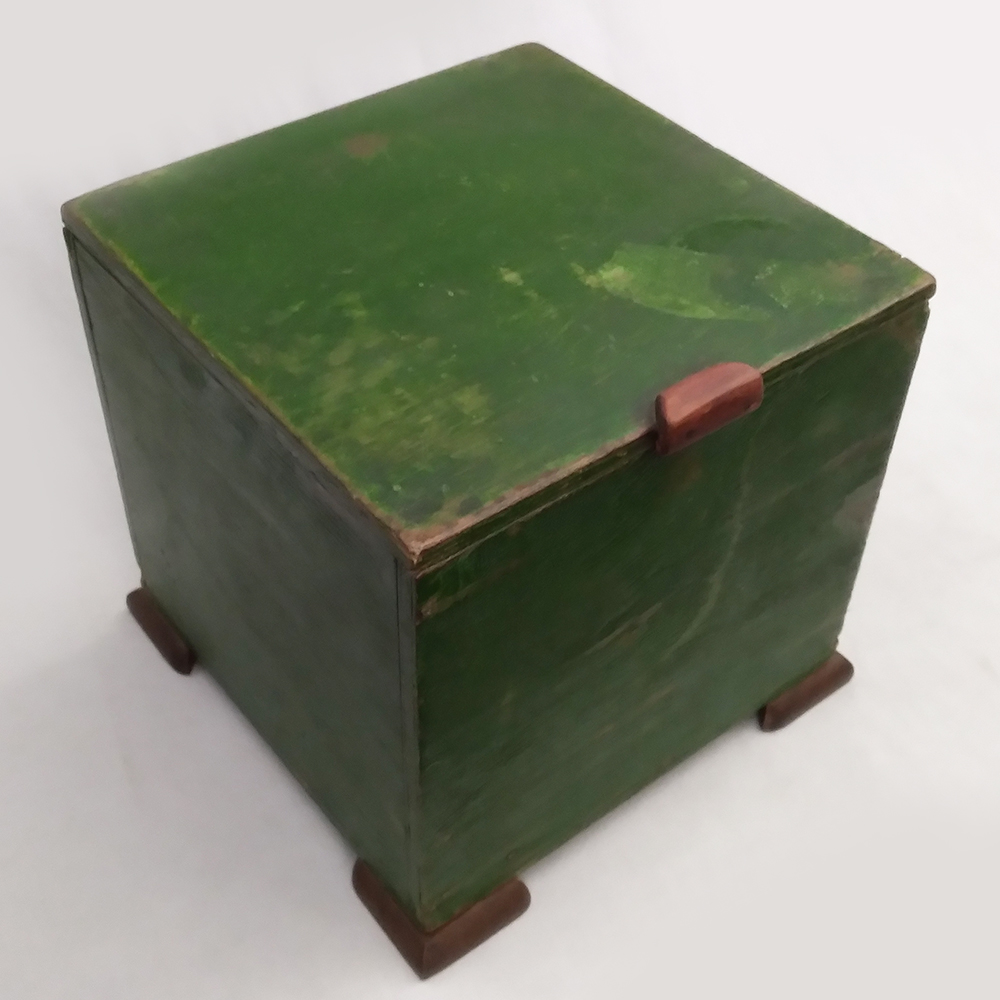 DI 112 – Caixa antiga ou baú pequeno em madeira com pintura verde