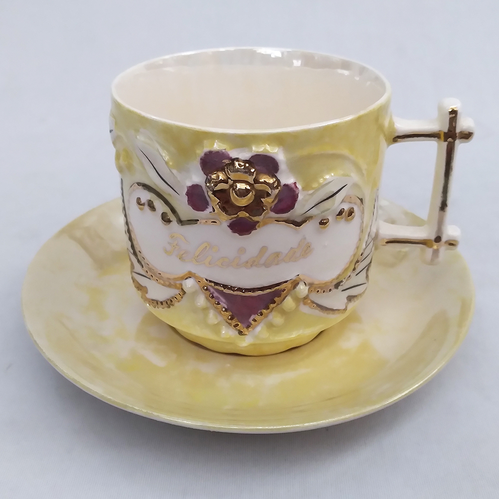 LO 64 – Xícara de café antiga isabelina em louça japonesa amarela com flor e inscrição Felicidade