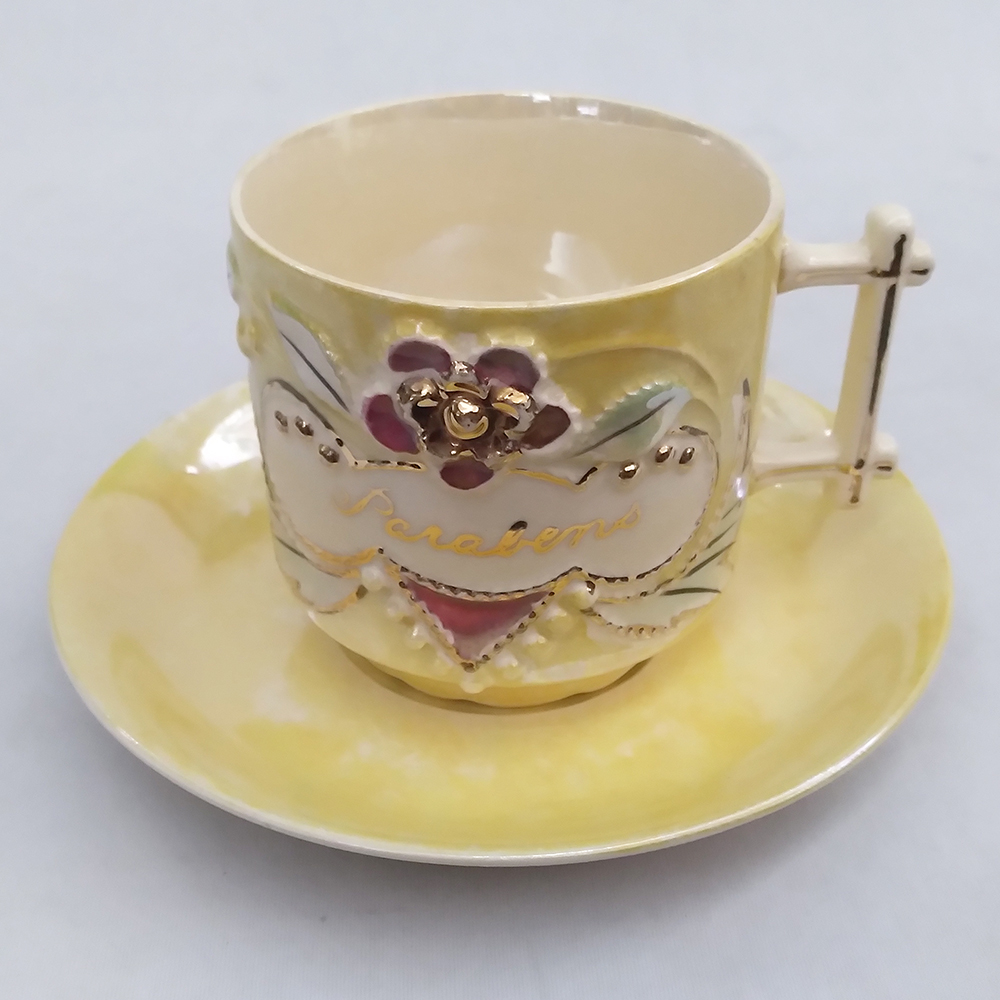 LO 79 – Xícara de café antiga isabelina em louça japonesa amarela com flor e inscrição Parabéns