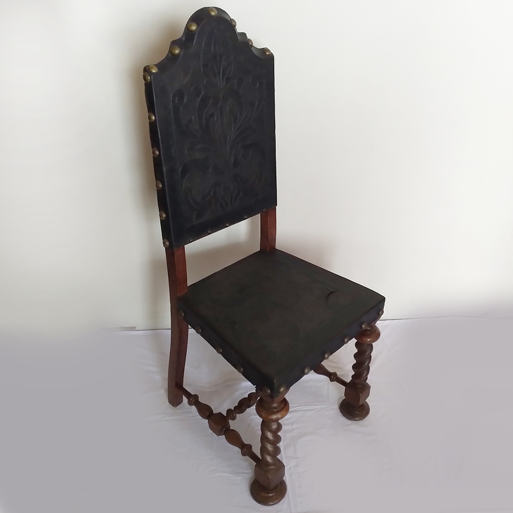 MO 35 – Cadeira antiga estilo manuelino em madeira torneada com assento em couro trabalhado