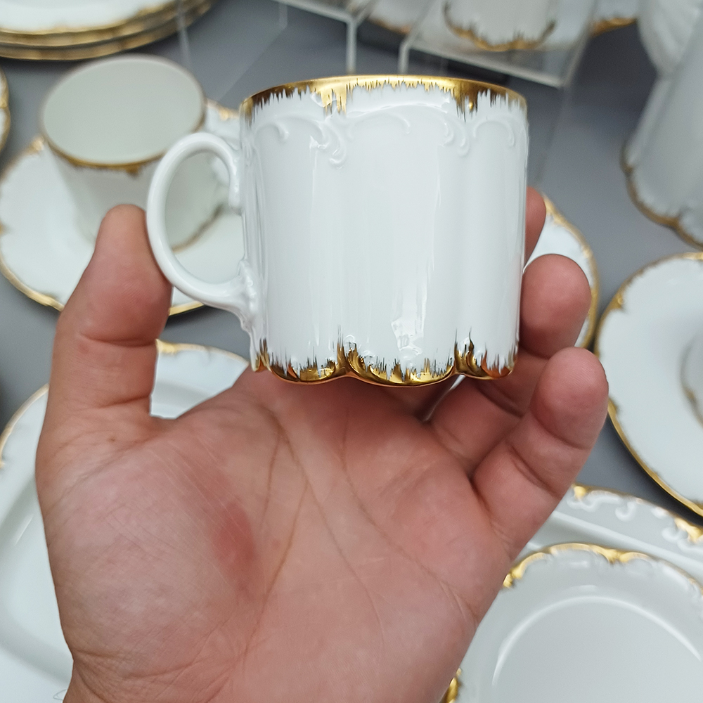 JOGO DE CHÁ, CAFÉ E BOLO PARA 12 PESSOAS EM PORCELANA REAL ANTIGA -  CANELADO