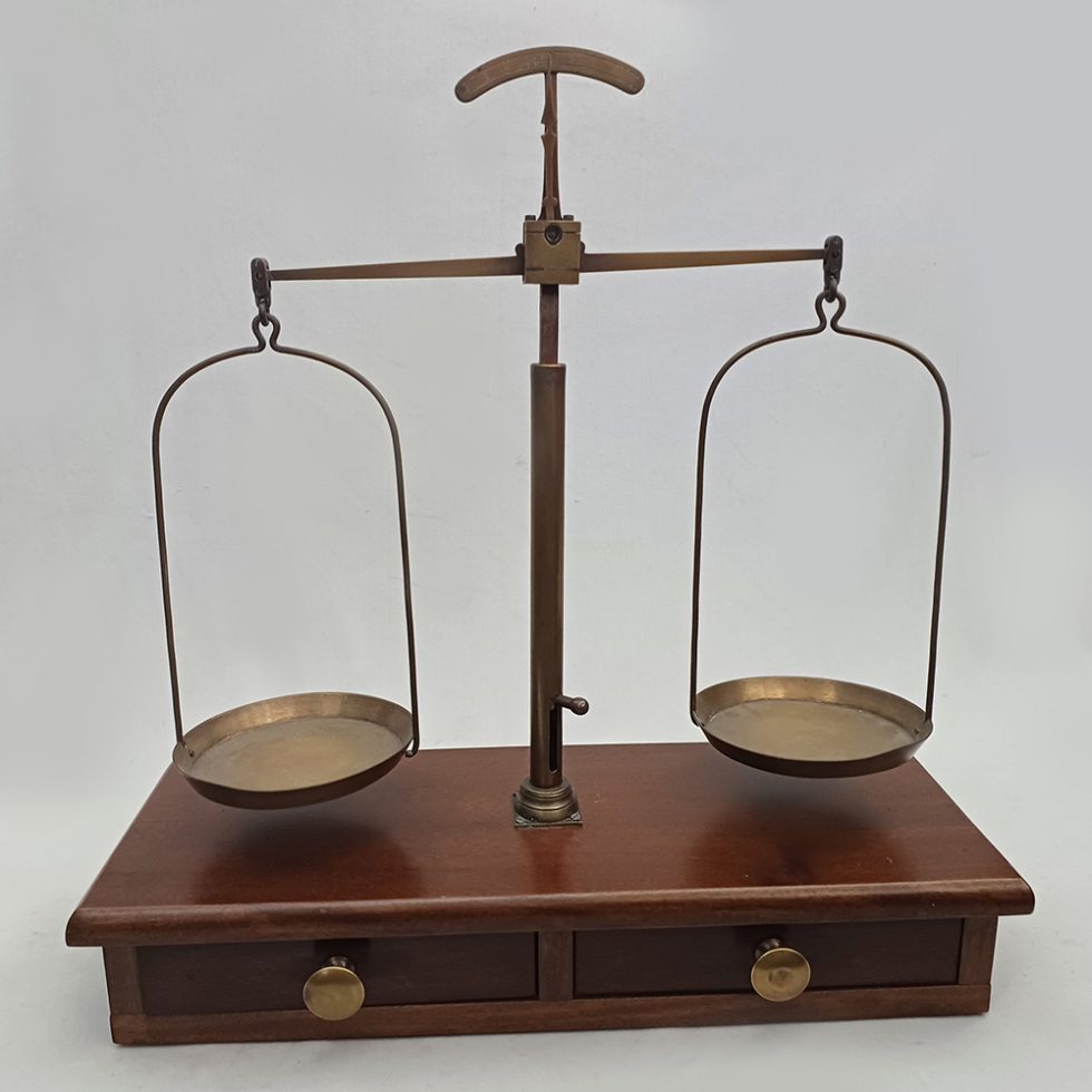 DI 55 – Balança antiga em bronze com dois pratos e caixa em madeira com ...
