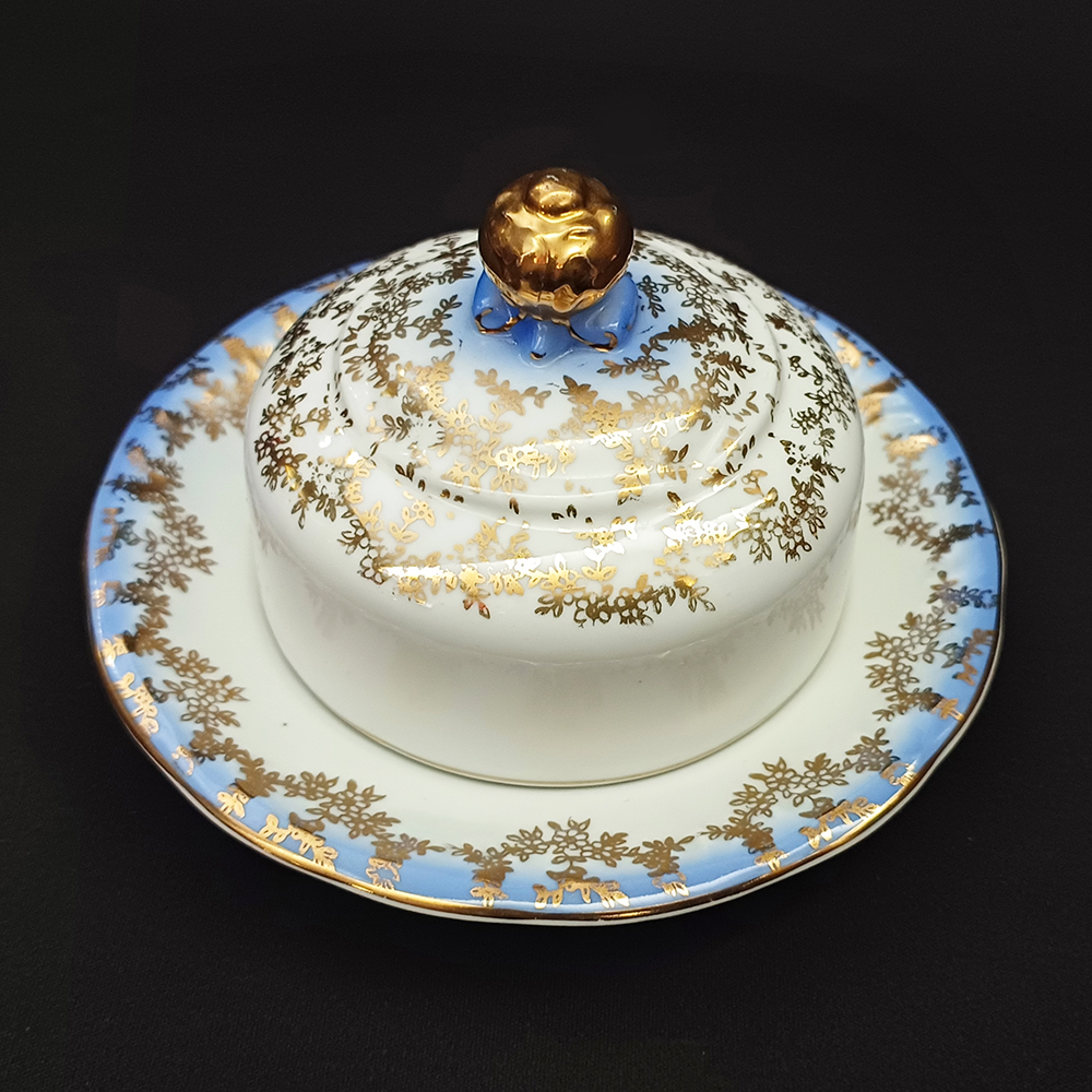 Jogo antigo de chá em porcelana filetado a ouro Antiquário Mala e
