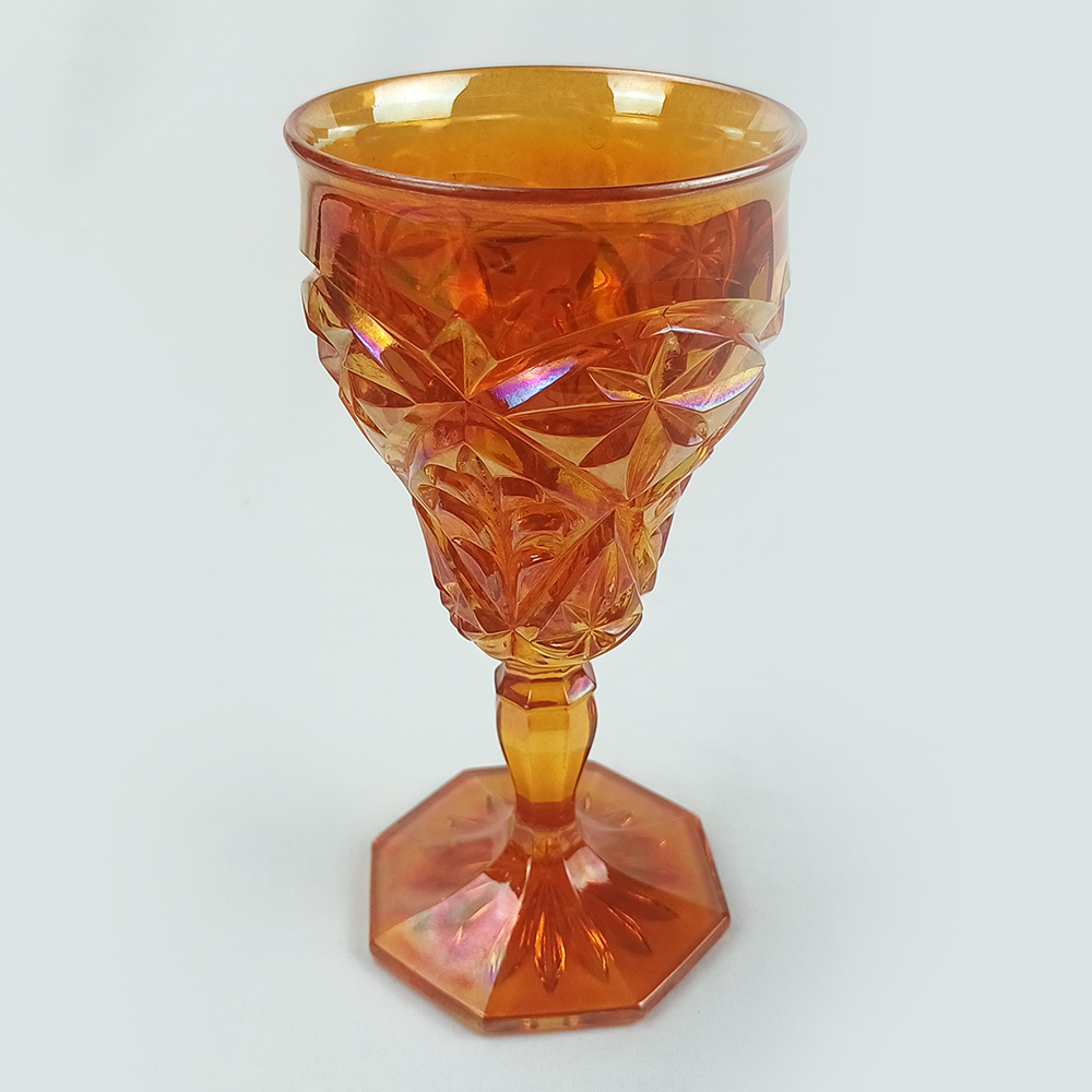CR 138 – Cálice ou taça grande vidro Carnival Glass/amberina iridescente decorada com relevos geométricos