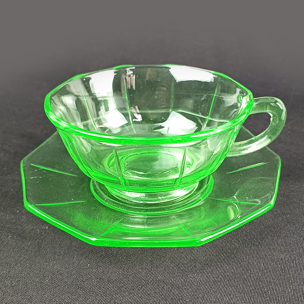 CR 156 – Xícara de chá antiga em vidro prensado verde de uralina