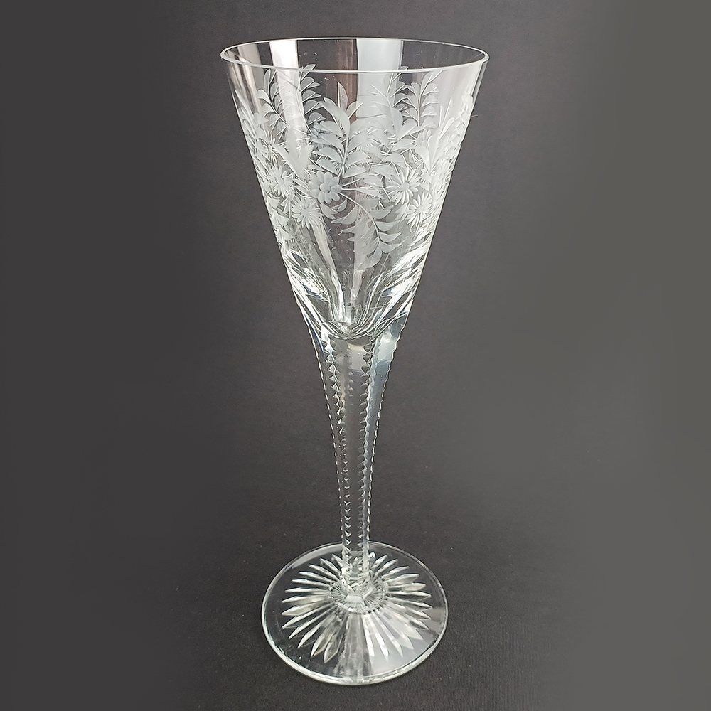 CR 89 – Cálice ou taça antiga e alta para vinho tinto em cristal ricamente lapidado à mão com flores