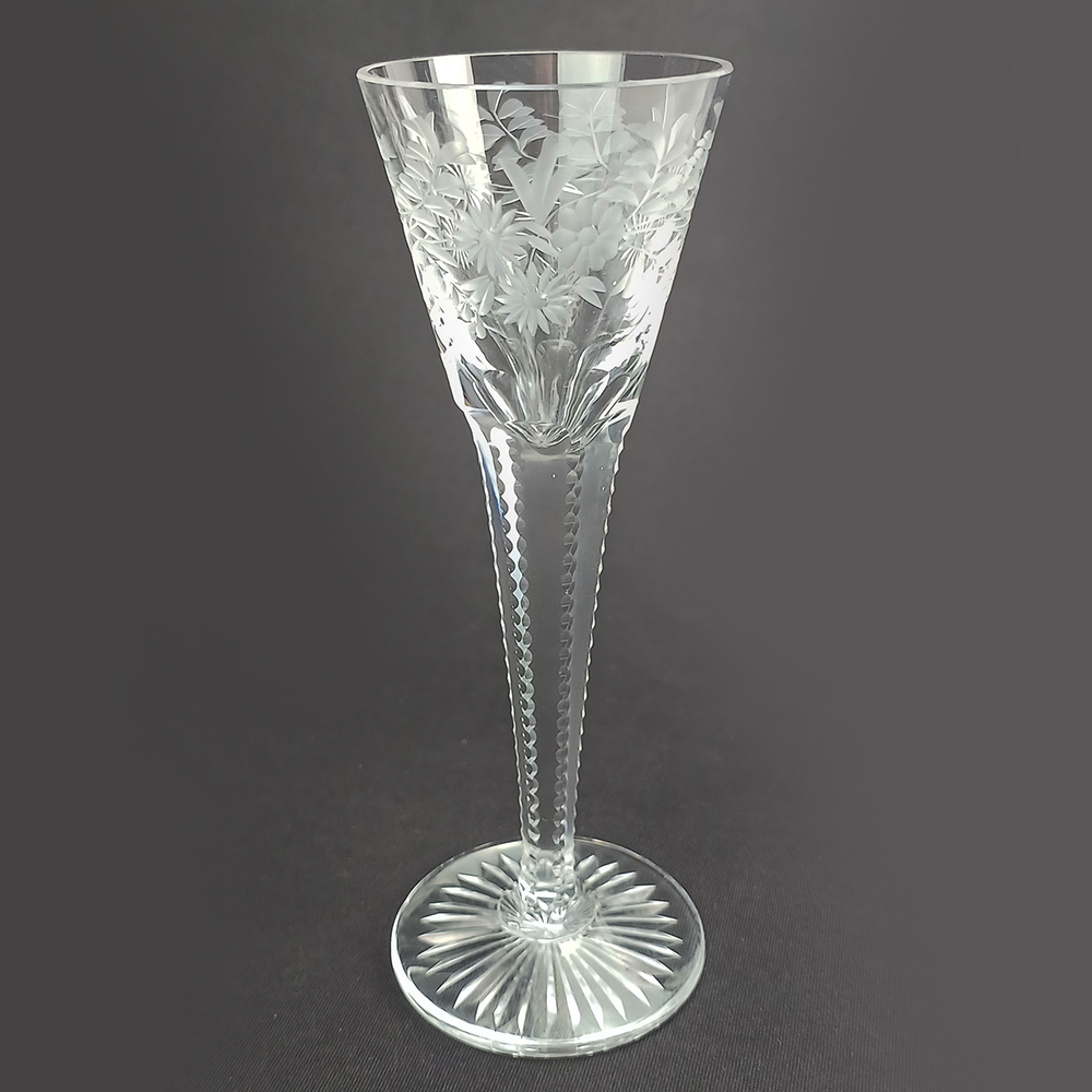 CR 99 – Cálice ou taça antiga e alta para licor em cristal ricamente lapidado à mão com flores