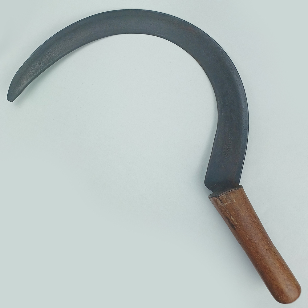 DI 05 – Foice antiga austríaca com lâmina curva de metal e cabo em madeira