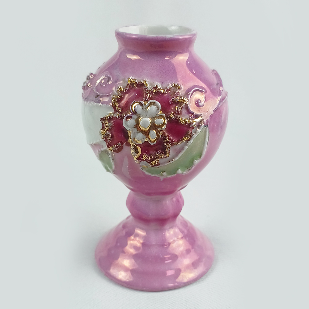 LO 163 – Cuia de mate doce antiga em porcelana isabelina rosa com flores e dourados