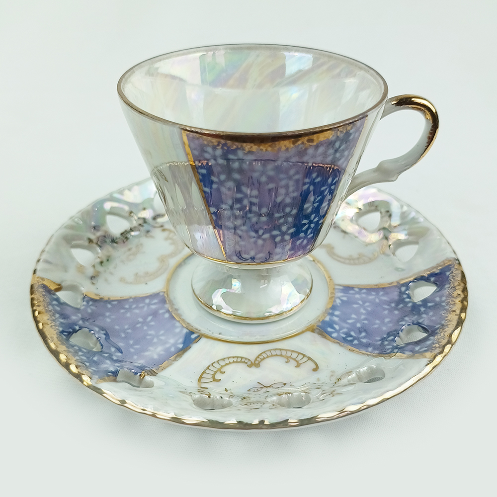 LO 190 – Xícara de cafezinho antiga em porcelana azul perolada com ouro e pires rendado ou vazado