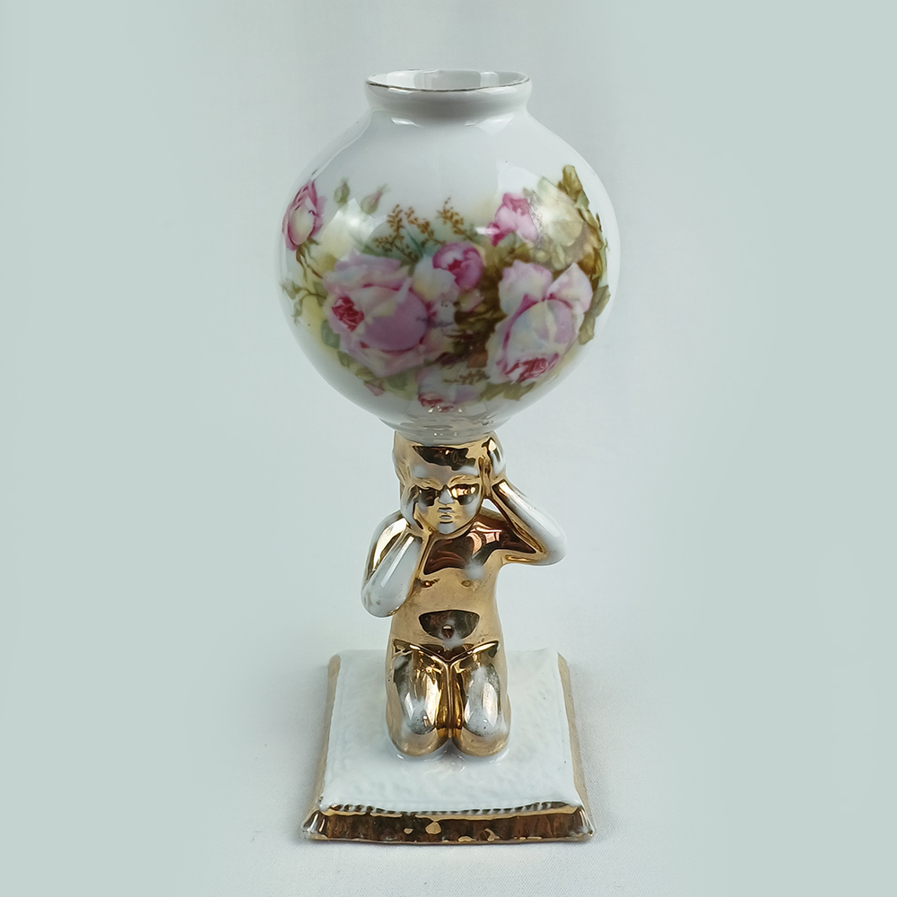 LO 89 – Cuia de mate doce antiga em porcelana decorada com flores e anjo pintando em ouro