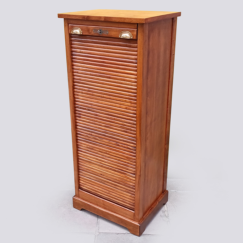 MO 09 – Arquivo, papeleiro ou gaveteiro antigo com cortina/esteirinha de madeira e puxadores em bronze