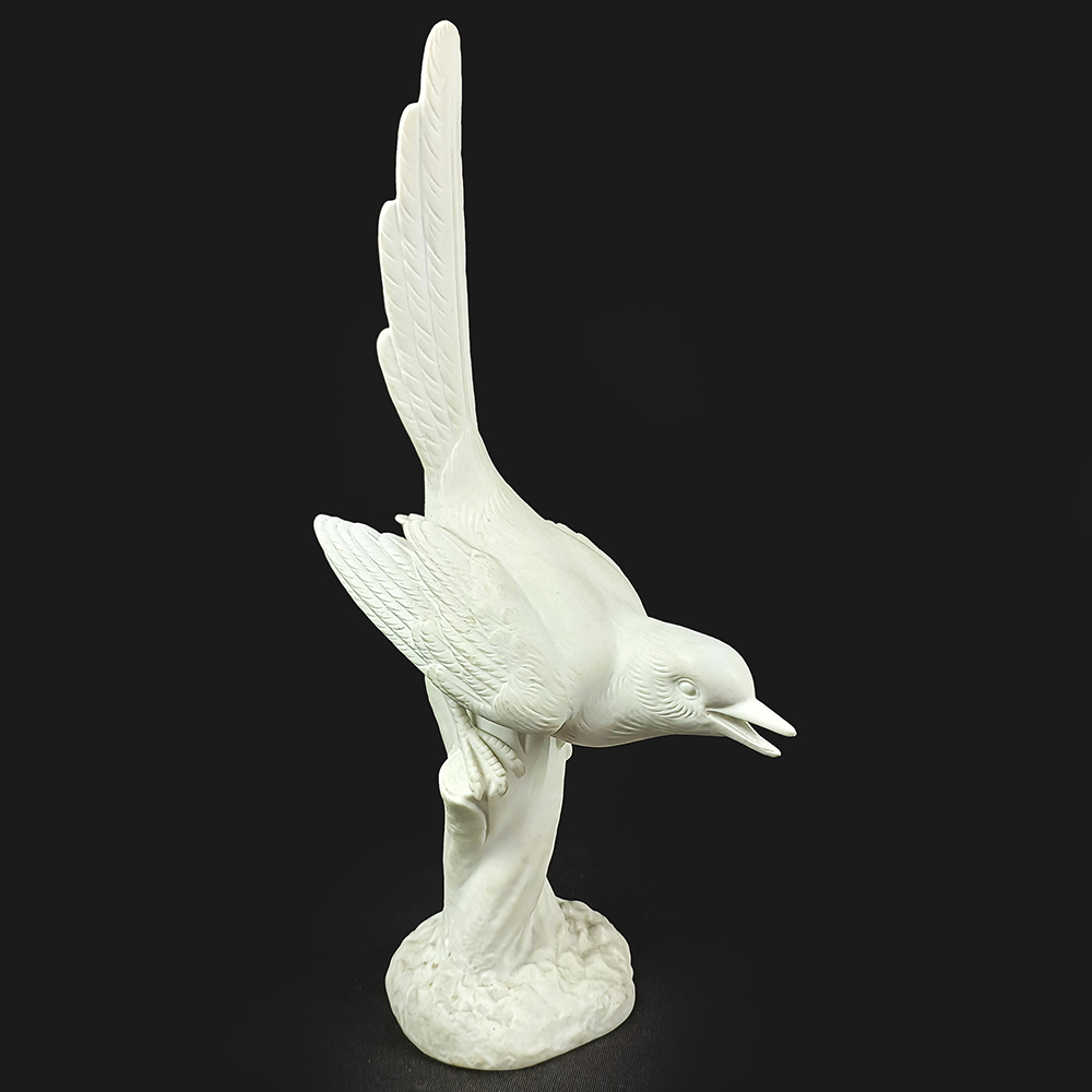 LO 219 – Bibelô ou escultura em biscuit português Vista Alegre – pássaro rico em detalhes