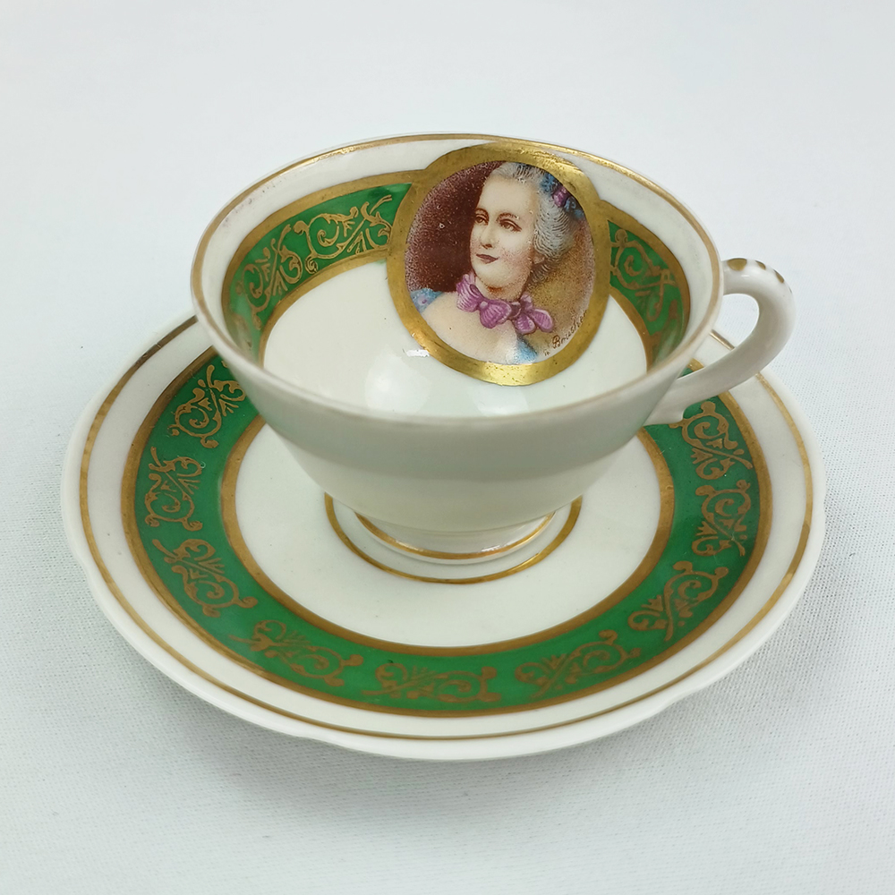 LO 228 – Xícara de cafezinho em porcelana verde e dourada com medalhão de dama antiga