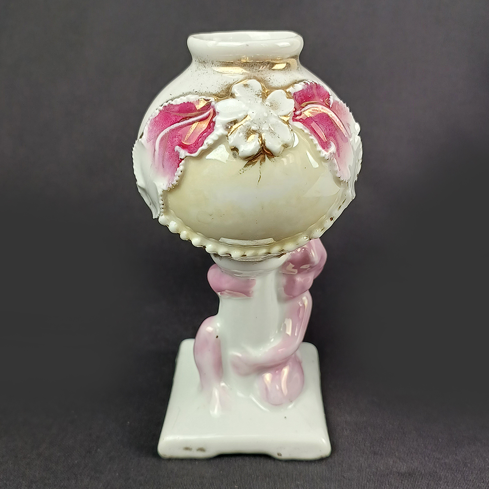 LO 235 – Cuia de mate doce antiga em porcelana isabelina rosa com flor e escultura de criança