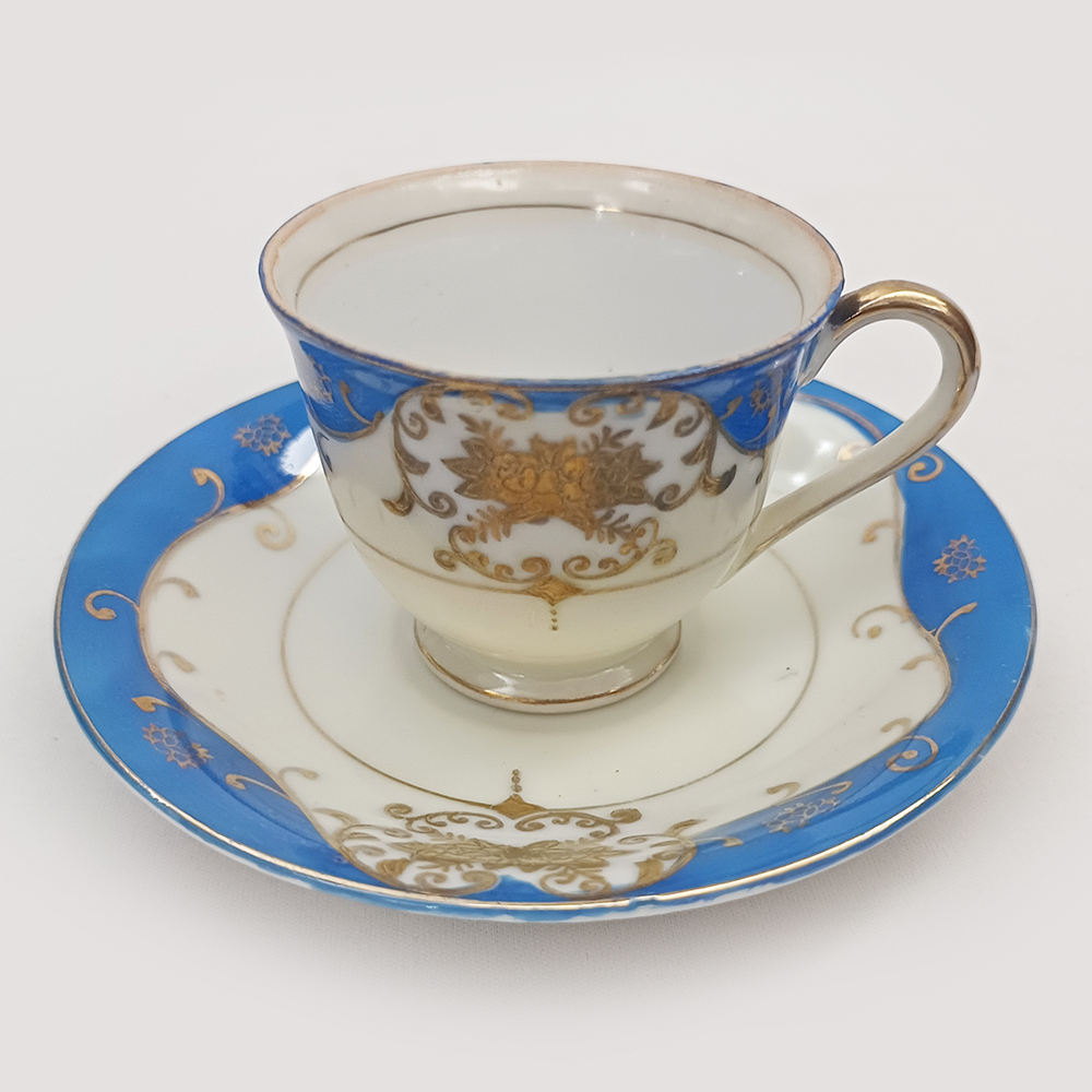 LO 244 – Xícara de cafezinho antiga em porcelana oriental azul com flores pintadas em ouro
