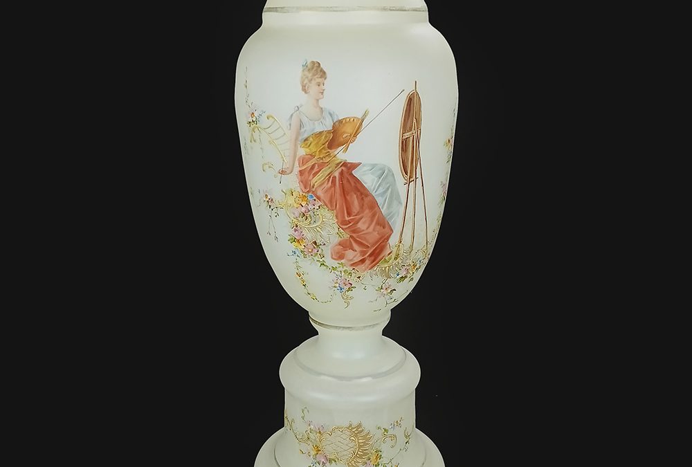 CR 01 – Grande vaso antigo em vidro opalinado francês ricamente pintado à mão com dama e flores