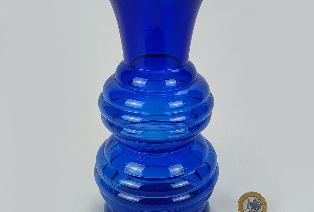 CR 02 – Vaso ou floreiro em vidro prensado azul decorado com gomos