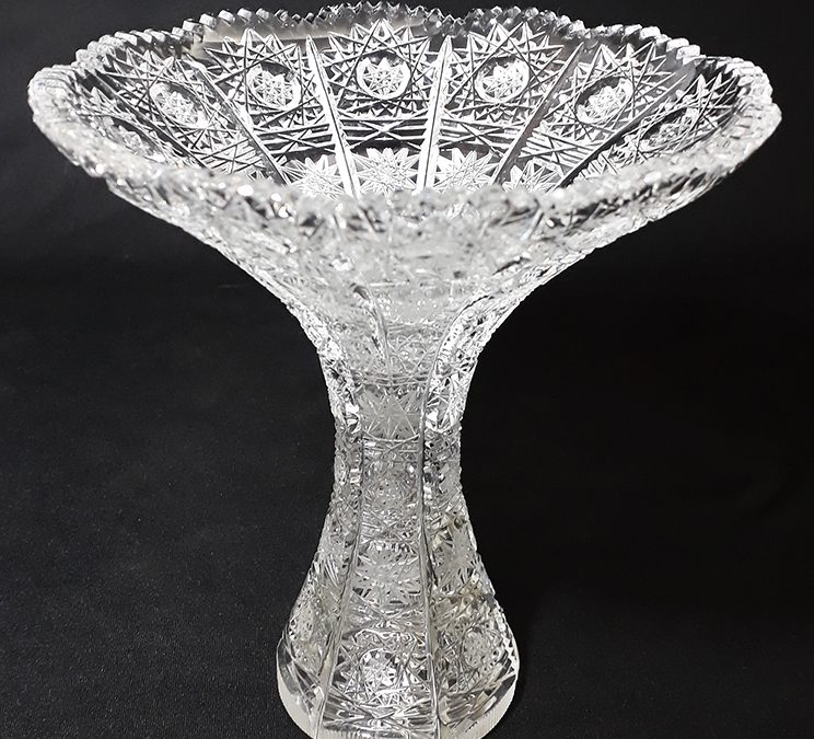 CR 02 – Vaso antigo em cristal ricamente lapidado à mão em formato elegante e borda aberta