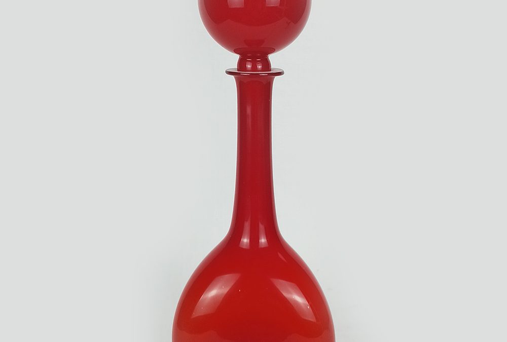 CR 03 – Garrafa antiga em vidro vermelho de Murano anos 70 tampa em forma de bola