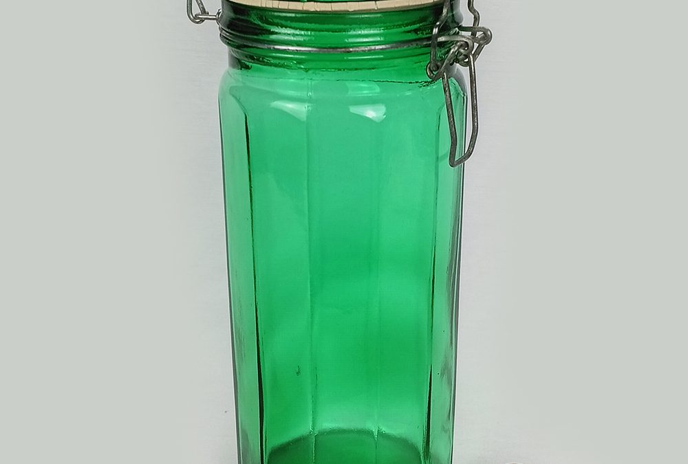 CR 03 – Pote ou frasco de conserva antigo e grande em vidro verde com tampa e detalhes em metal