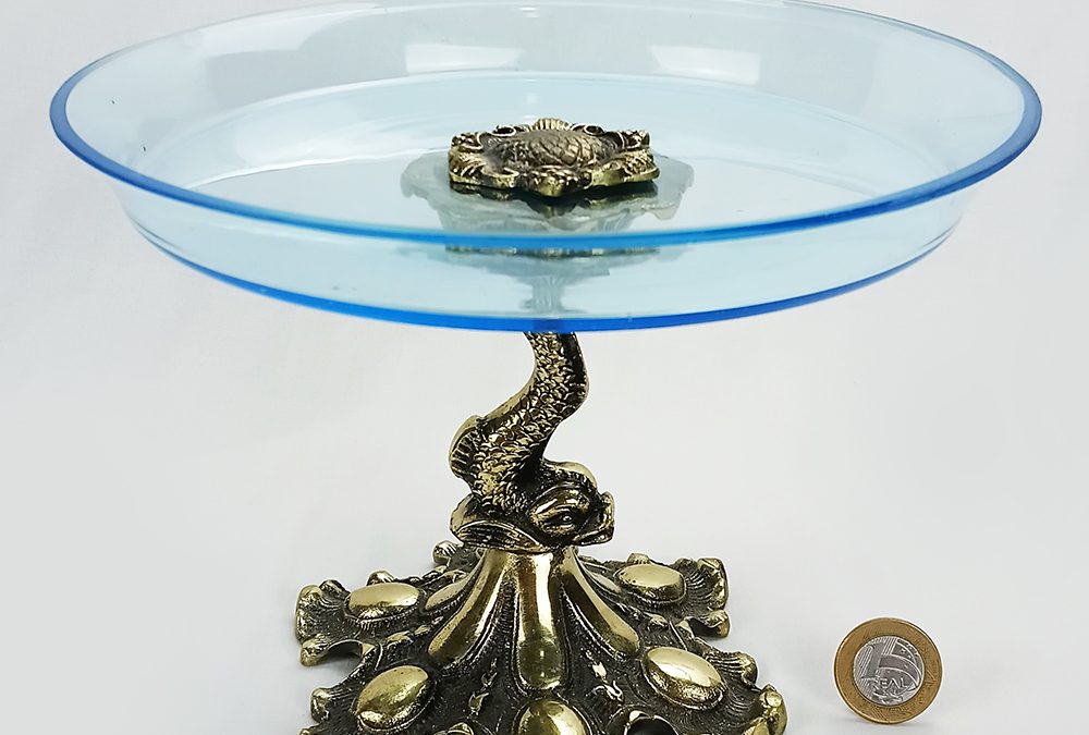 CR 03 – Fruteira ou centro de mesa em bronze dourado com prato em vidro azul