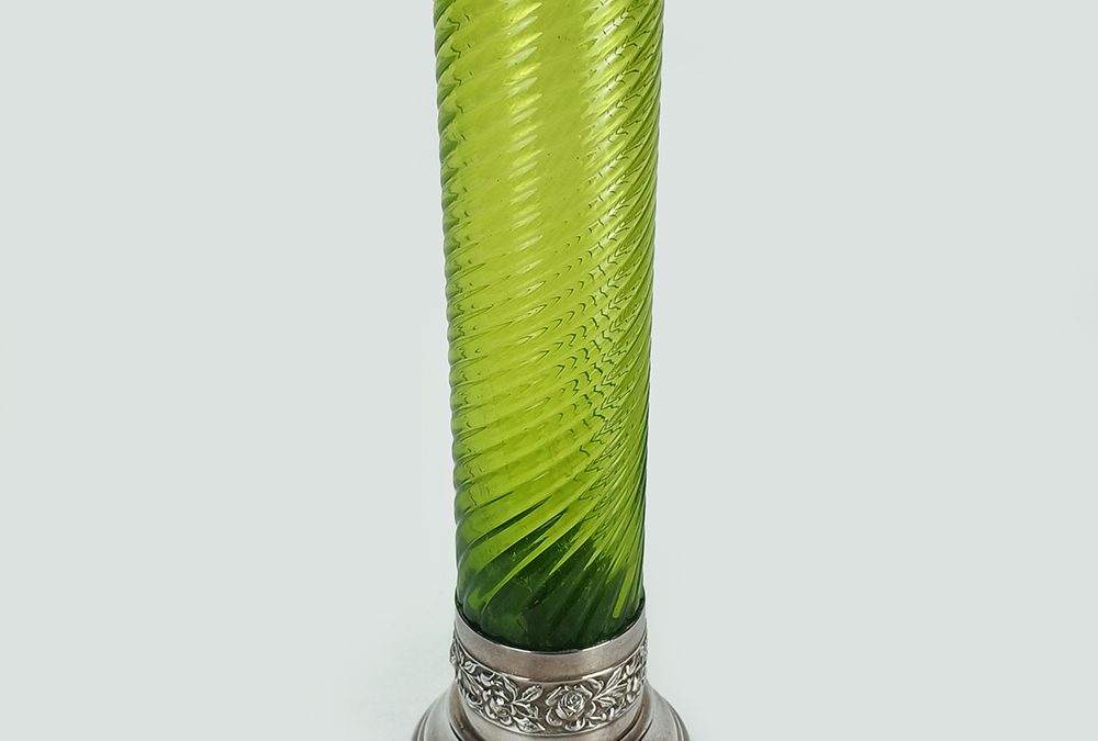 CR 04 – Vaso de vidro verde em espiral e base em metal prateado