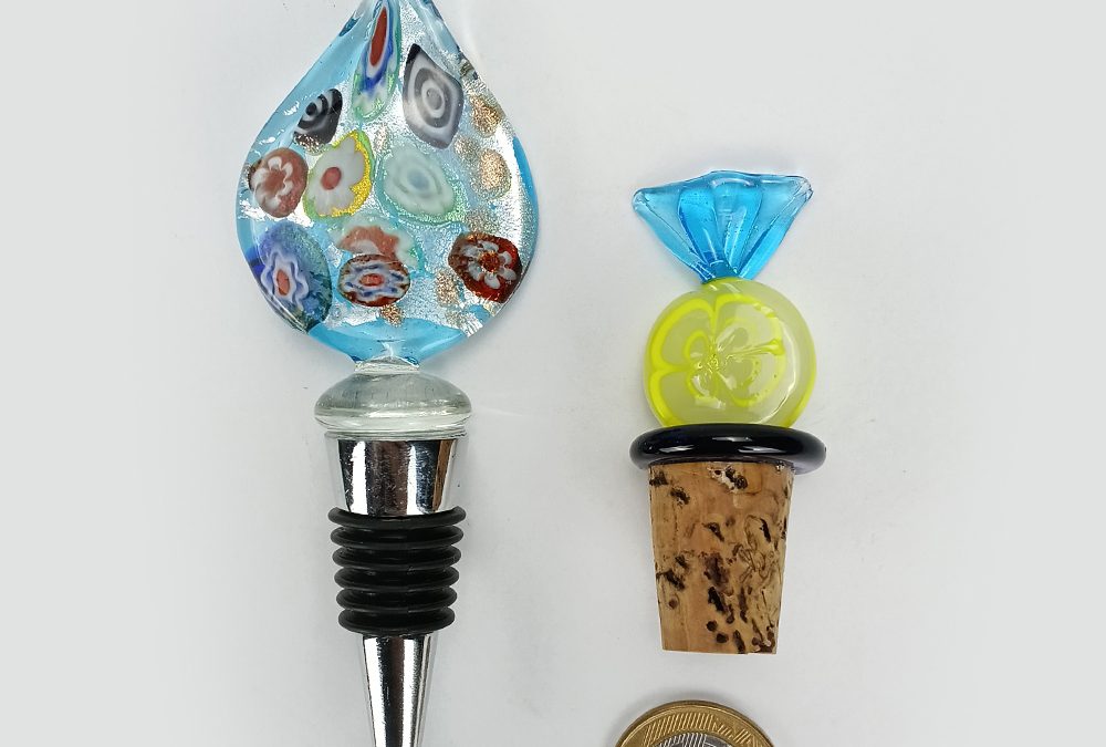 CR 04 – Jogo com 2 tampas de garrafa em vidro de Murano millefiori e bala amarela