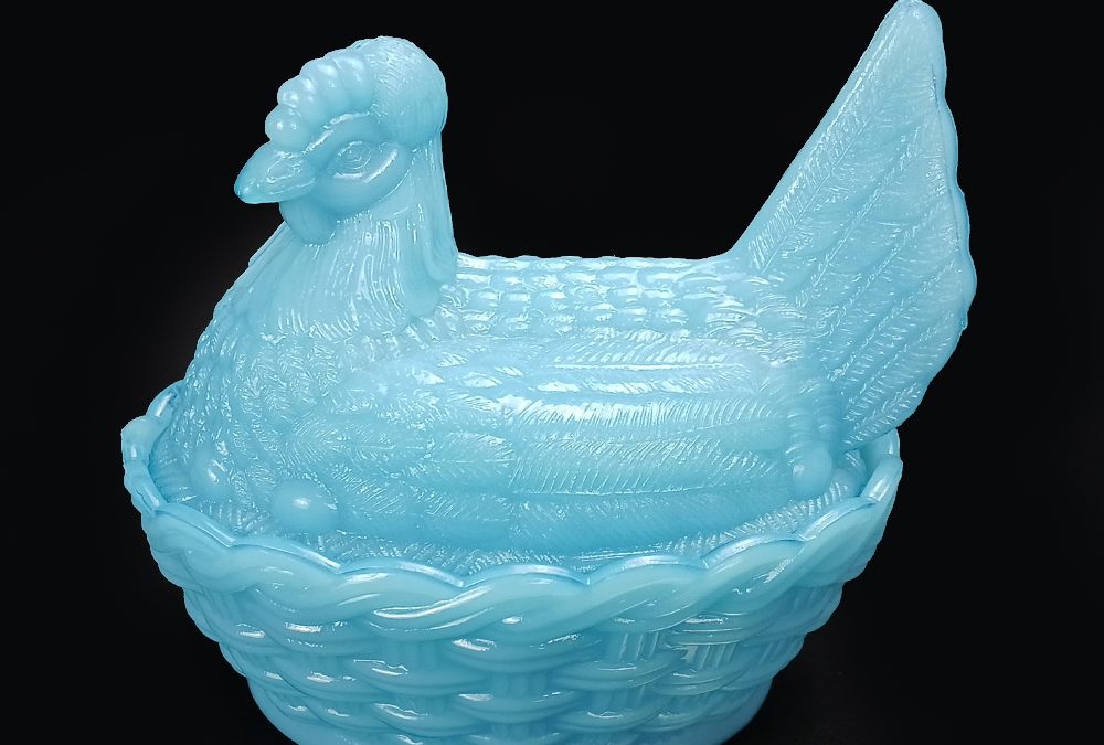 CR 04 – Compoteira antiga em forma de galinha no ninho em opalina azul rara rica em detalhes