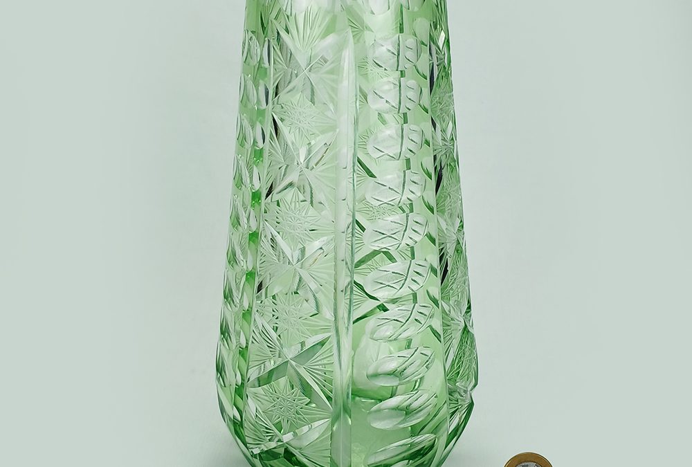 CR 05 – Vaso antigo em cristal verde claro ricamente lapidado à mão