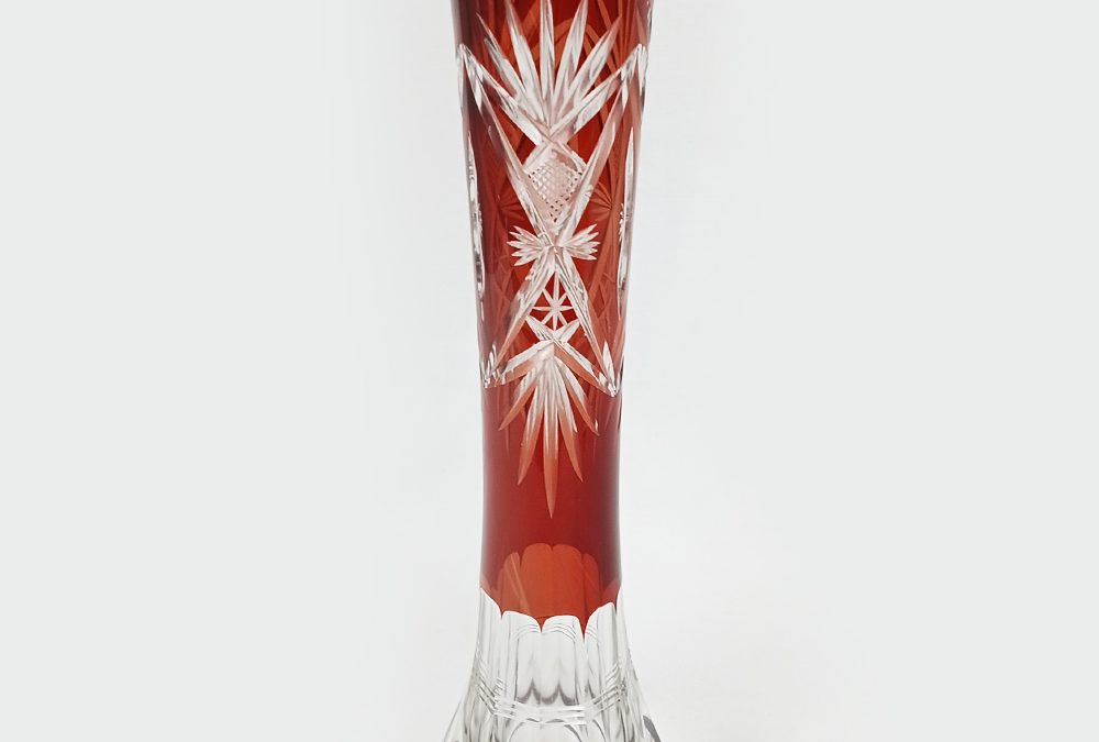 CR 06 – Vaso ou floreiro antigo em cristal vermelho e incolor lapidado à mão com formato alongado