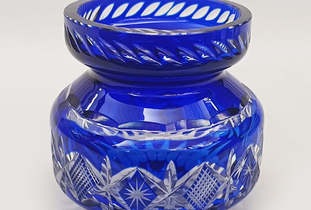 CR 06 – Vaso ou floreiro antigo em cristal azul baixo ricamente lapidado à mão