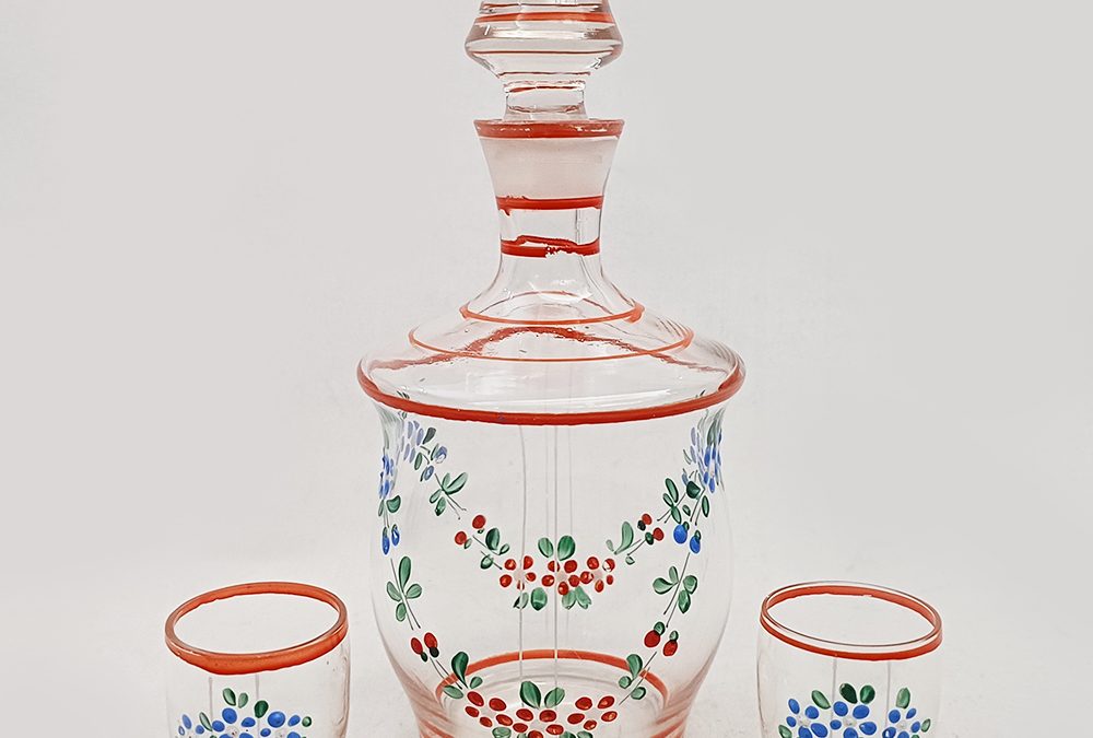 CR 07 – Garrafa antiga de licor em vidro com 02 copos pintados à mão com flores em vermelho e azul