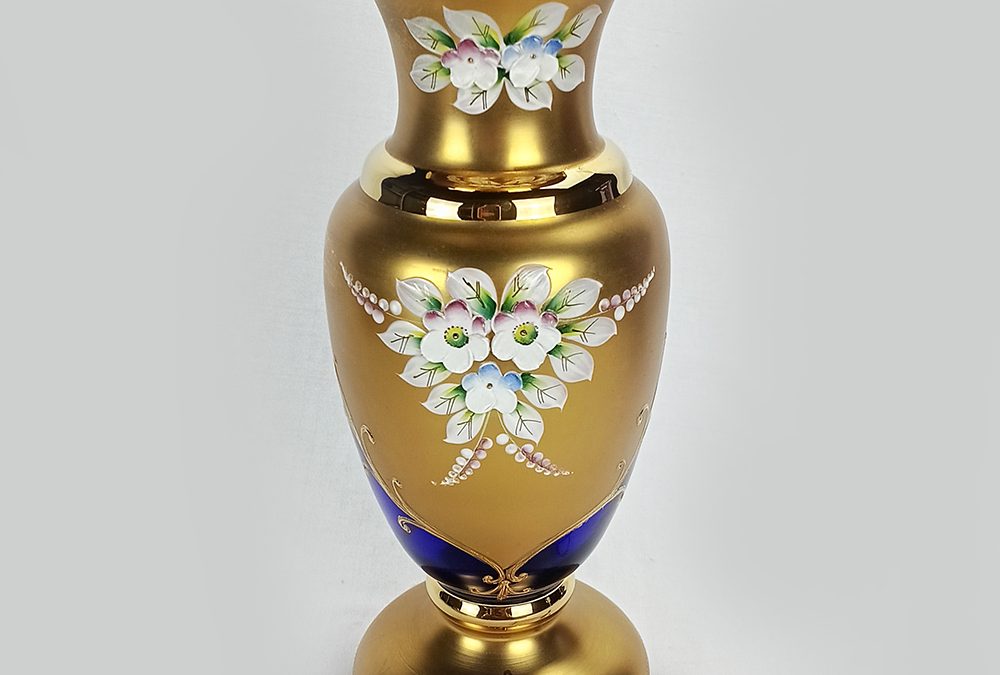 CR 09 – Vaso ou floreiro antigo em cristal da Boêmia azul ricamente decorado com flores e ouro