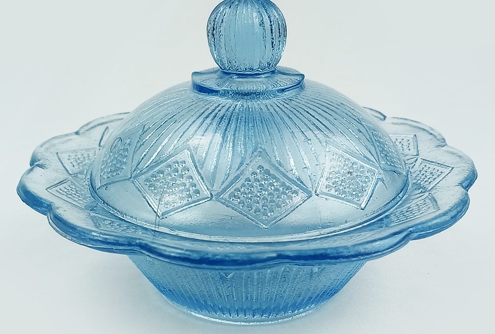 CR 09 – Compoteira antiga em vidro colonial azul decorada com relevos geométricos