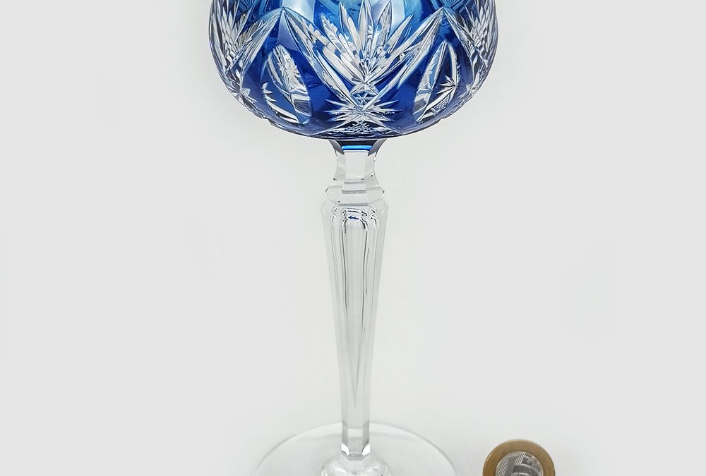 CR 10 – Taça alta para vinho em cristal azul ricamente lapidado à mão com haste longa