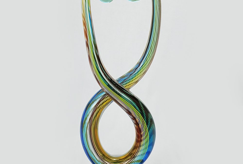 CR 10 – Escultura em vidro soprado estilo Murano moldado à mão com linhas coloridas