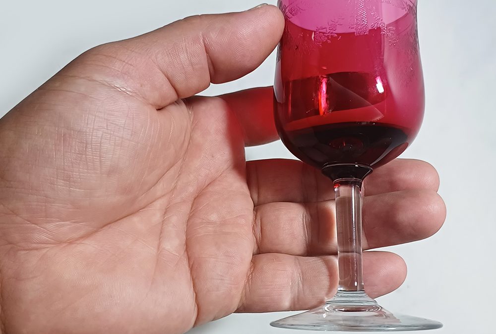 CR 100 – Taça antiga para vinho do Porto em vidro Saint Louis vermelho decorado com guirlandas