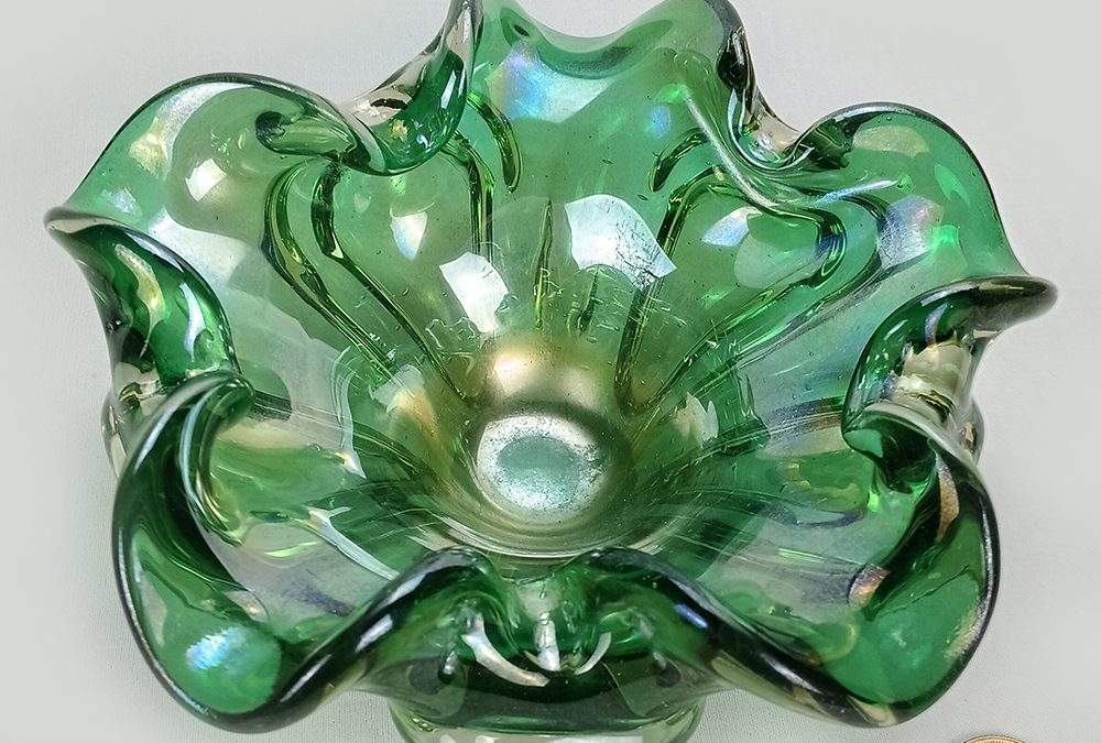 CR 103 – Centro de mesa antigo em vidro de Murano verde com brilho perolado