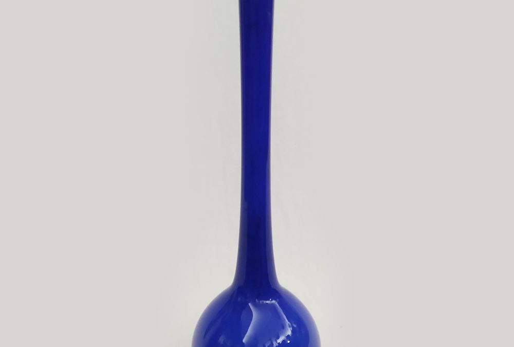 CR 105 – Vaso solitário antigo em vidro azul anos 70 formato arredondado e haste longa