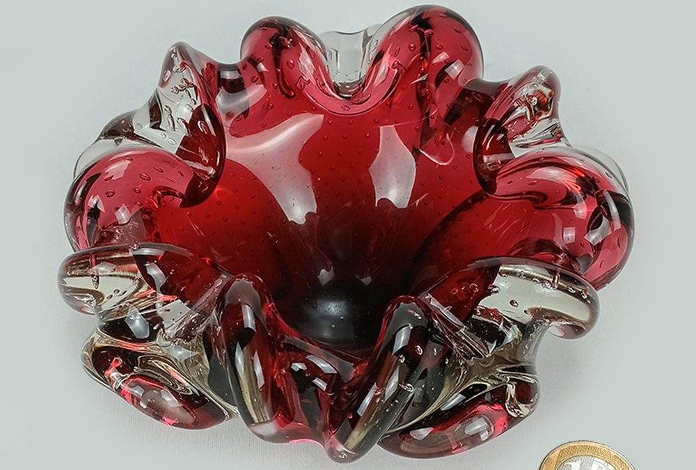 CR 106 – Centro de mesa antigo em vidro de Murano modelo Bullicante vermelho com bolhas