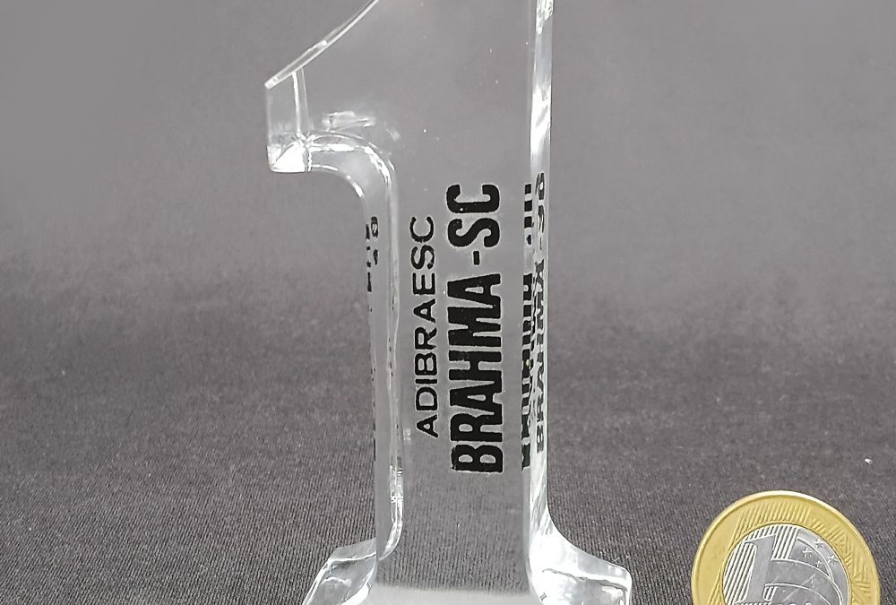 CR 107 – Escultura de número 1 promocional da cerveja Brahma em vidro