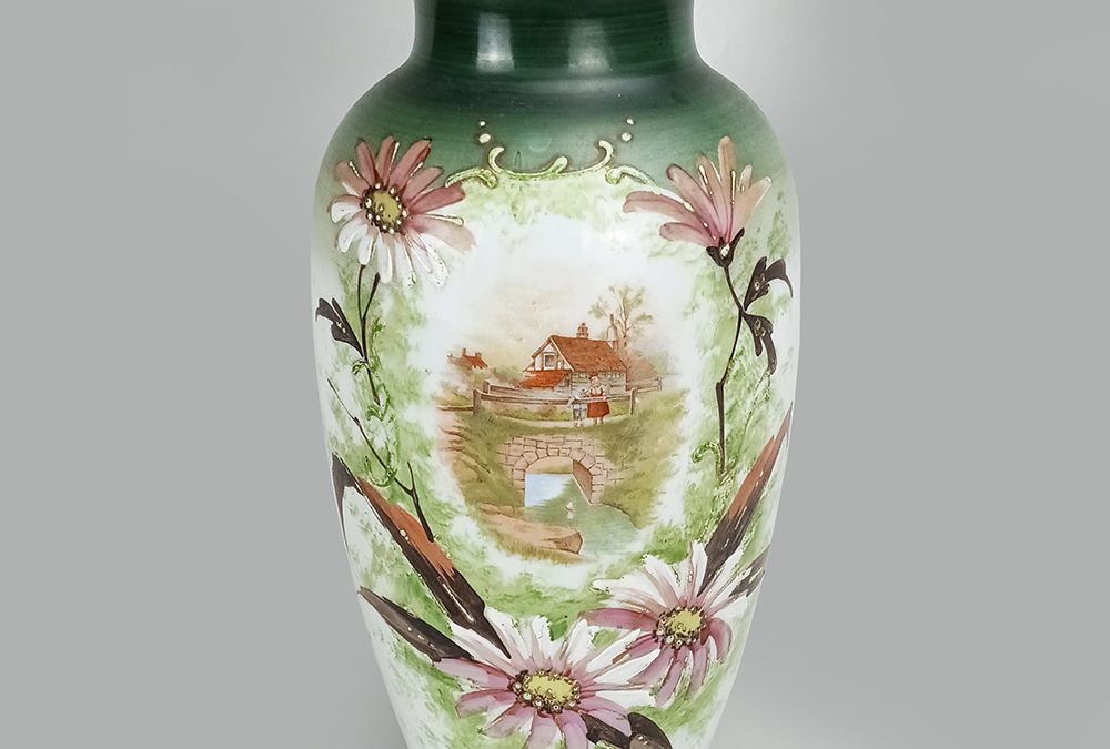 CR 107 – Vaso ou floreiro antigo em opalina branca pintada à mão com flores e paisagem