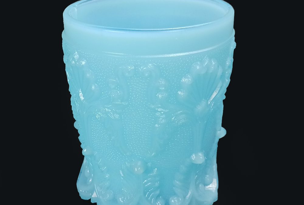 CR 108 – Copo antigo em opalina azul decorado com relevos de folhas e arabescos