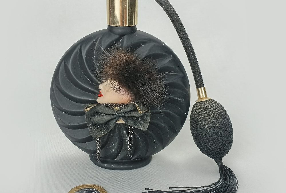 CR 108 – Perfumeiro ou frasco de perfume antigo com borrifador ou atomizador decorado com rosto feminino